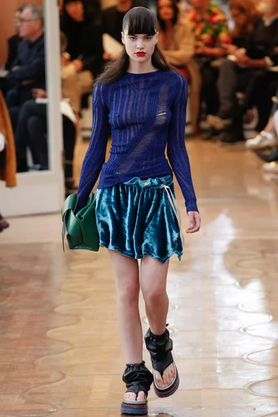 Look 10